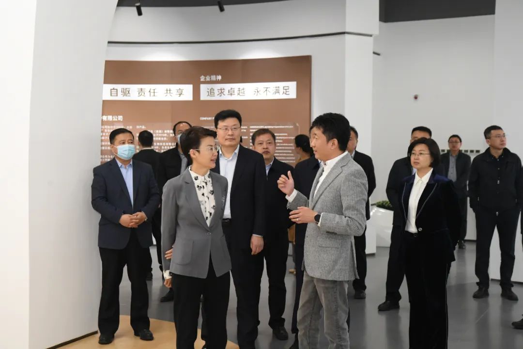 山东省副省长王桂英来拼搏（中国）集团调研